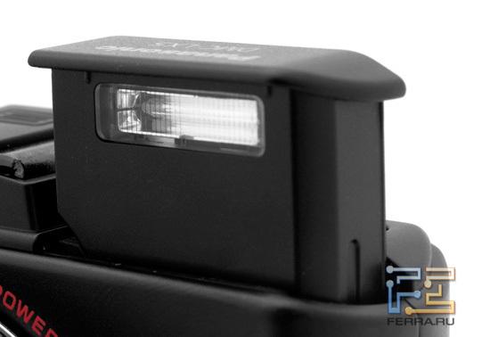 Встроенная вспышка Panasonic Lumix LX5 в рабочем положении