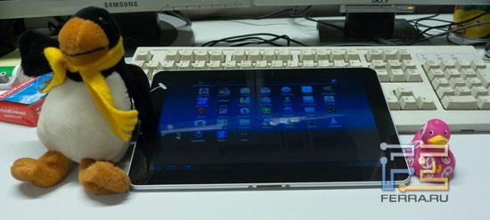 Планшет Samsung Galaxy Tab вместе с традиционными жителями нашей редакции — Пингвиненком Веней, Утей и клавиатурой Великого Мобильного Аналитика