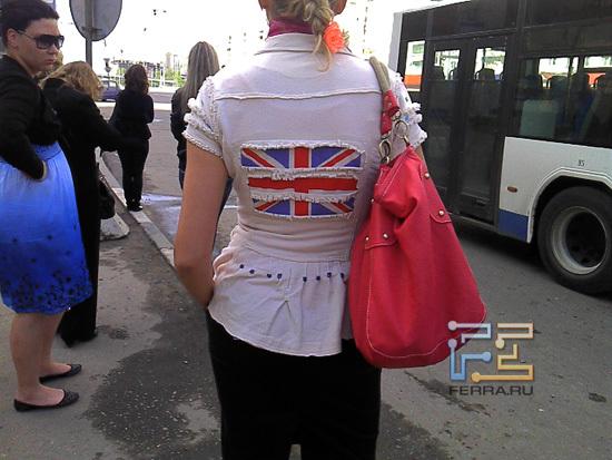 Порвала курточку на британский флаг