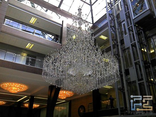 Такая красота висит в предбанничке бизнес-центра «Омега Плаза», в котором обитает Ferra.ru