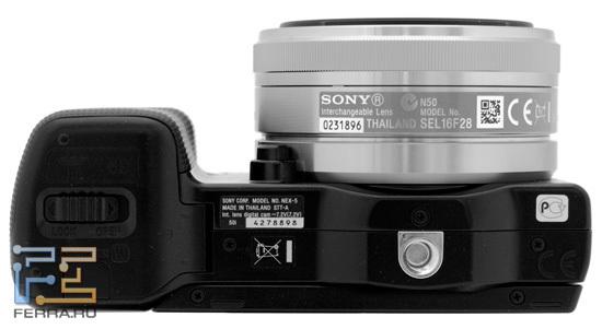 На нижней части Sony NEX – металлическое крепление для установки на штатив и отсек для карты памяти и батареи