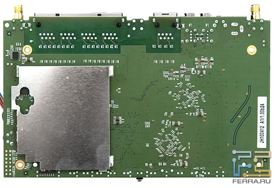 На обратной стороне под экраном, защищающим чипы Wi-Fi снизу, находится флеш-память и второй чип ОЗУ