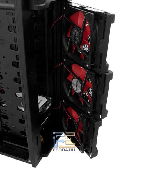 Открывающиеся дверцы отсеков накопителей очень удобны