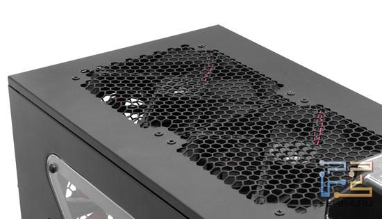 На верхней панели нашлось место для двух больших вентиляционных отверстий