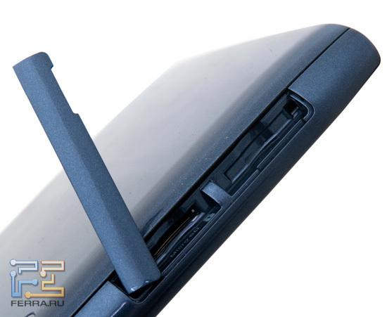 Слот для карт microSD на правой грани Acer Iconia Tab A100