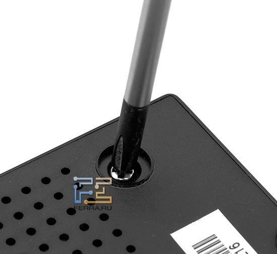 IconBiT HD275HDMI. Откручиваем шурупы. Видна вентиляционная решётка для накопителя