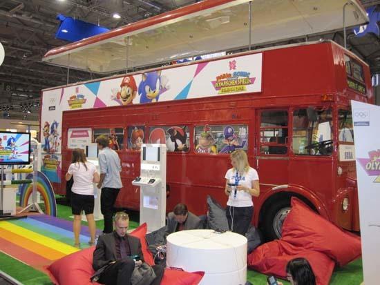 На GamesCom 2011 увидеть человека в строгом костюме, развалившегося на мягкой подушке – проще простого
