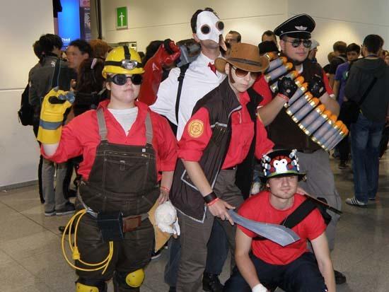 Сфотографироваться с этой веселой компанией на GamesCom 2011 хотели многие