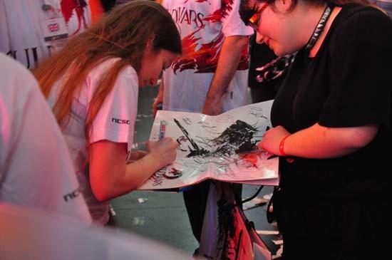 Возле стенда Guild Wars 2 на GamesCom 2011 творилось что-то невообразимое – сначала расписывали автографами плакаты, затем перешли на майки