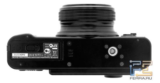 Fujifilm FinePix X10, вид снизу