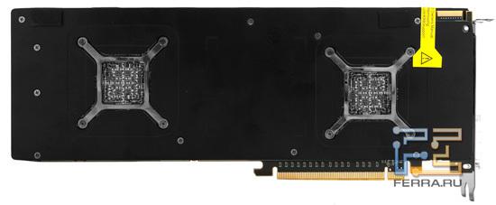 Резиновые прокладки сзади установлены на случай, если над HD 6990 будет устанавливаться другая карта расширения