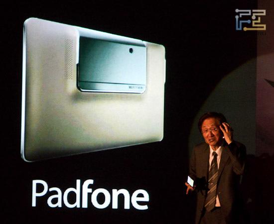 Вот так телефон крепиться на задней стенке PadPhone. На мой взгляд, не слишком изящно.