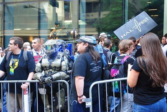 Толпу посетителей так называемого Halo Fest на PAX Prime 2011 было трудно не заметить