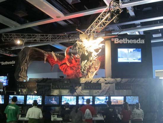 PAX Prime 2011 — А под впечатляющим макетом огнедышащего монстра уютно разместились гости стенда The Elder Scrolls V: Skyrim