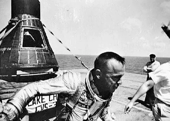 Алан Шепард на палубе авианосца USS Lake Champlain 5 мая 1961 года, после возвращения с суборбиты