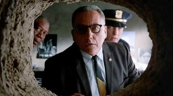 Сотрудники производства водорода каждый раз глядя в баллон с водородом