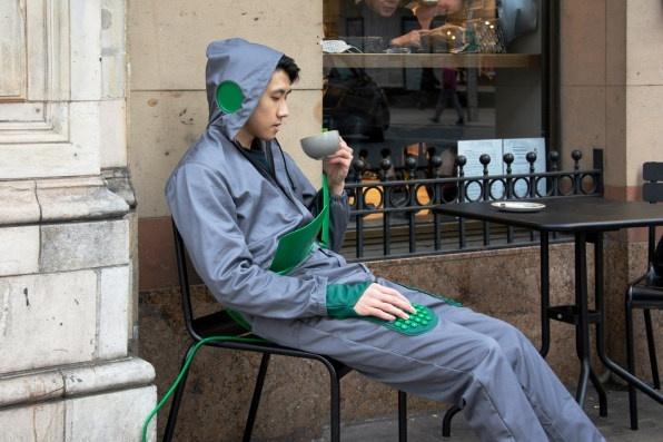 Студент создал костюм с «вшитым» в него компьютером для удалённой работы