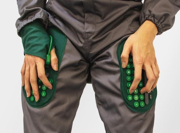 Студент создал костюм с «вшитым» в него компьютером для удалённой работы