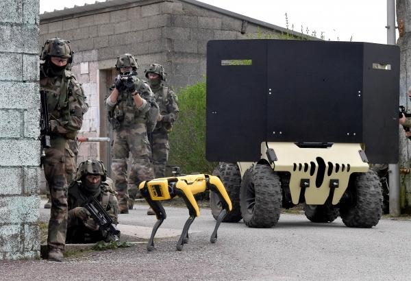 Французские военные испытали робота-пса во время боевых учений