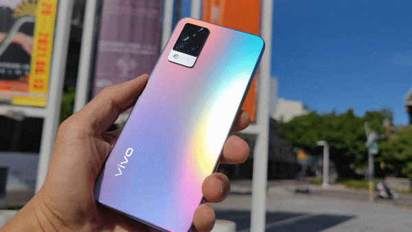 Против «синдрома алкоголика»: смартфон с защитой от прыгающего видео в камерах спереди и сзади