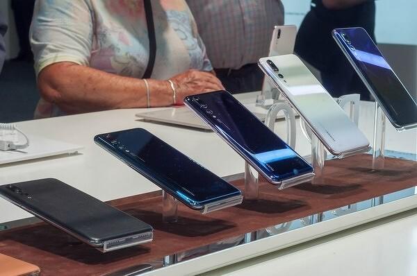 Россияне стали чаще покупать смартфоны из-за страха американских санкций