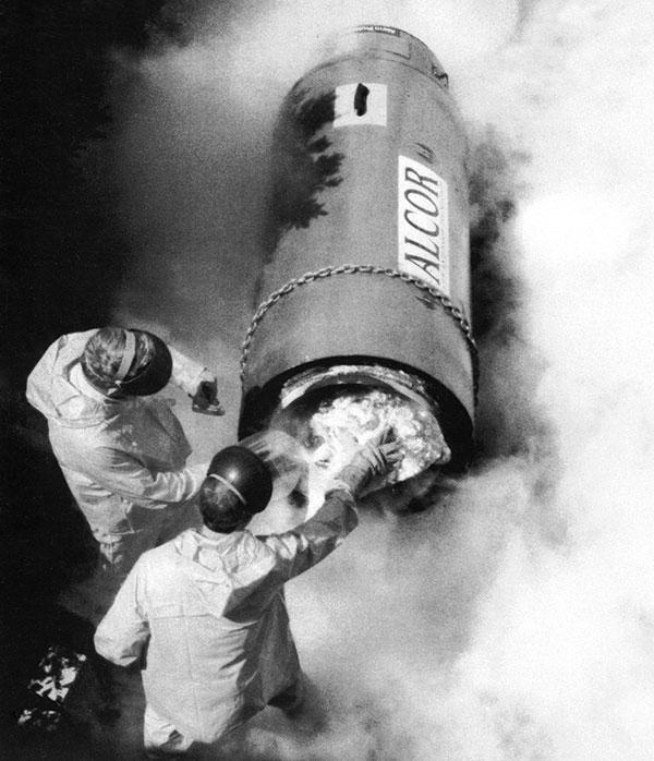 Майк Дарвин и Джерри Лиф перемещают Джеймса Бедфорда из его первой криокапсулы на постоянное хранение в новый криостат. В 1967 году он решился на криозаморозку в компании Alcor, чтобы получить шанс победить рак, от которого на тот момент не было эффективного лечения