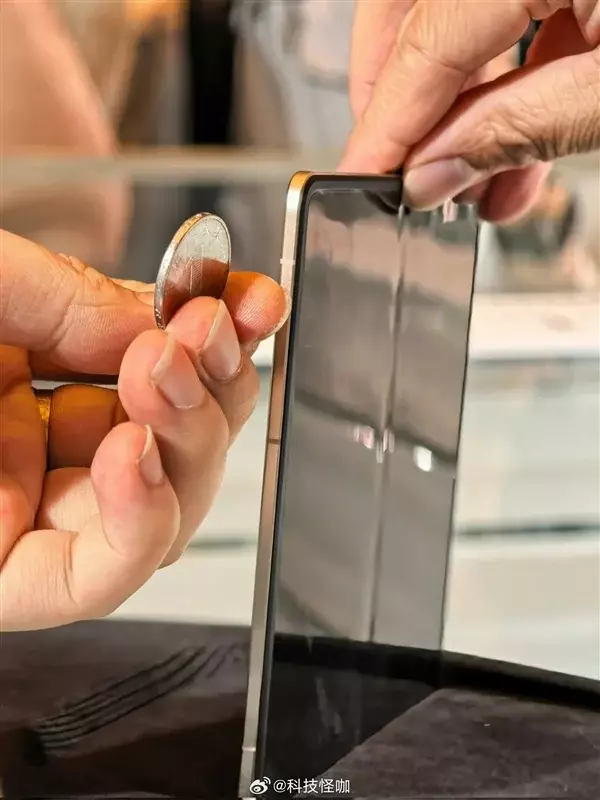 Honor показала складной смартфон Magic V5 в защитном чехле