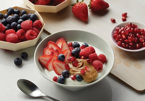 Греческий йогурт с ягодами назвали лучшим вечерним перекусом для сахара в крови