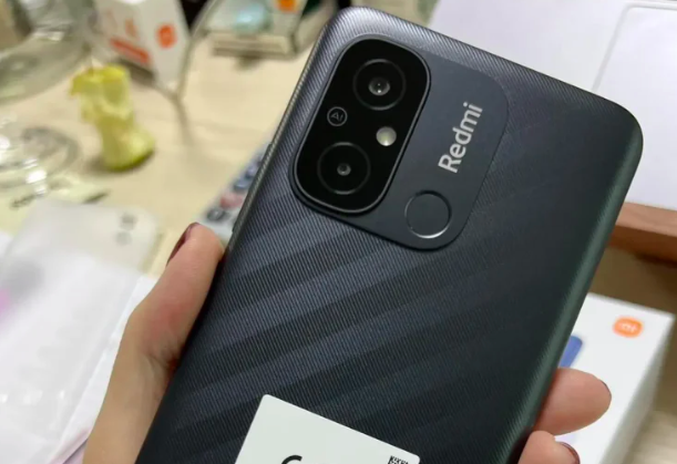 Дешёвый смартфон Xiaomi Redmi показался на «живых» фото перед глобальным дебютом