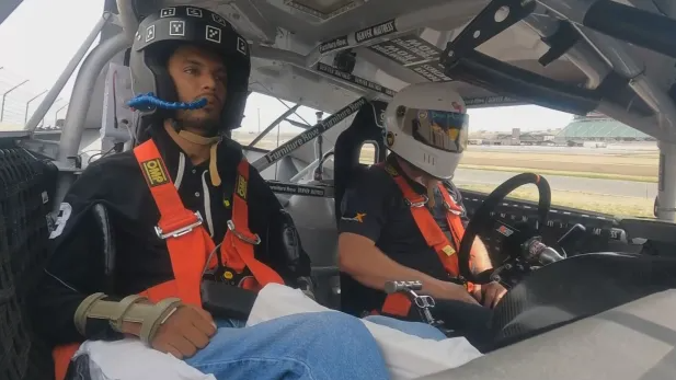 Гонщика научили управлять болидом силой мысли