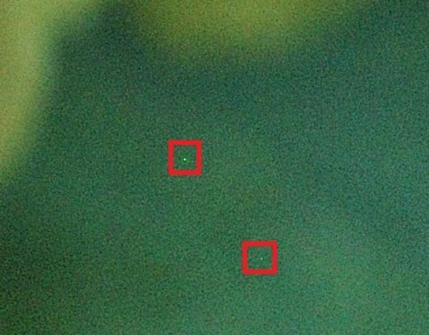 Битые пиксели обычно не сказываются на работе дисплея, но вам придётся наблюдать их каждое утро, каждый день, каждый вечер — над любым текстом, фото или видео в смартфоне