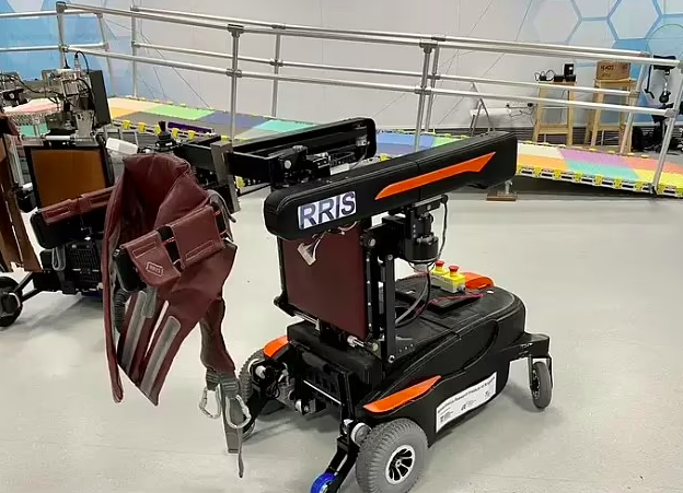 Робота научили ловить пожилых перед тем, как они упадут из-за плохого самочувствия