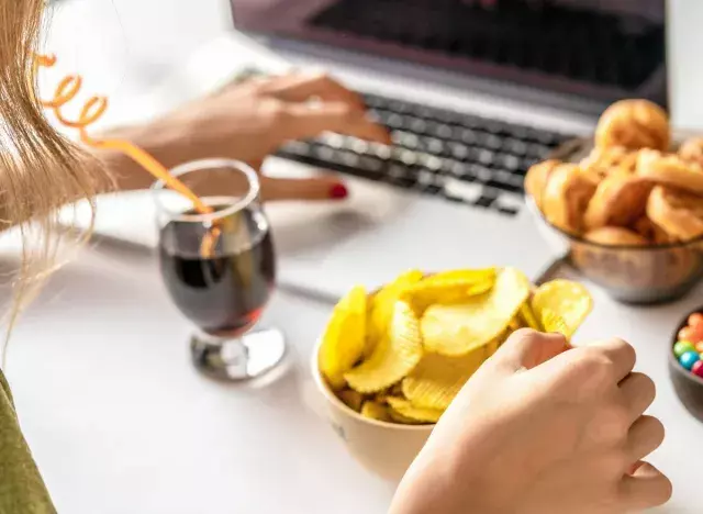 12 пищевых привычек, которые ухудшат ваш обмен веществ