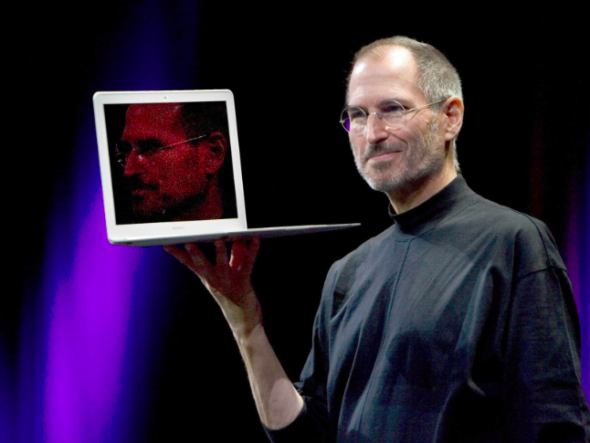 Стив Джобс на презентации первого MacBook Air