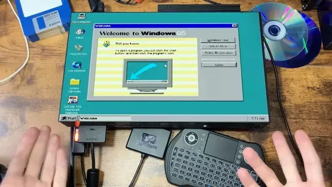 Гик запустил Windows 95 на PlayStation 2