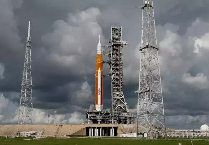 Запуск лунной миссии США перенесли из-за тропического шторма