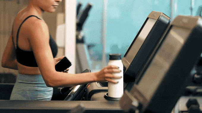 Для любителей ходить с водичкой: Ringo - не только бутылка, но и подставка под смартфон