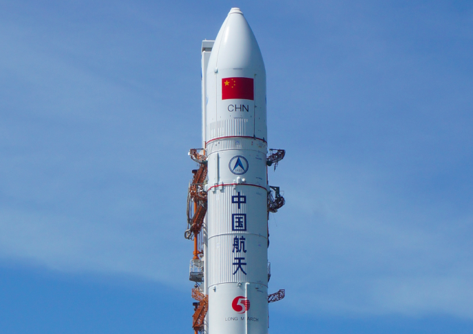 Неуправляемая китайская ракета упала на землю