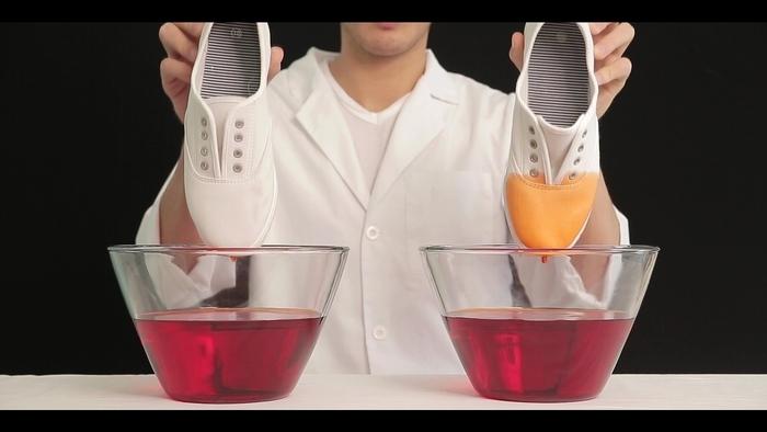 «Как видите, ботинок, обработанный нашим раствором, остаётся сухим и чистым», — эта фраза сама возникает в голове при взгляде на подобный кадр