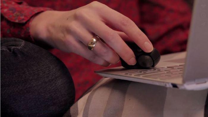 Для Swiftpoint достаточно пространства рядом с клавиатурой ноутбука