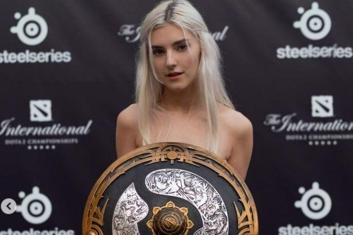 Порноактриса выступила на чемпионате по компьютерным играм в РФ и спровоцировала скандал