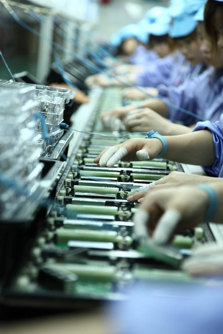 На работниках можно увидеть специальные антистатические браслеты