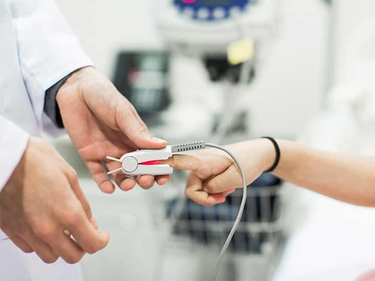 Чем симптомы омикрон-штамма коронавируса отличаются от летних болезней