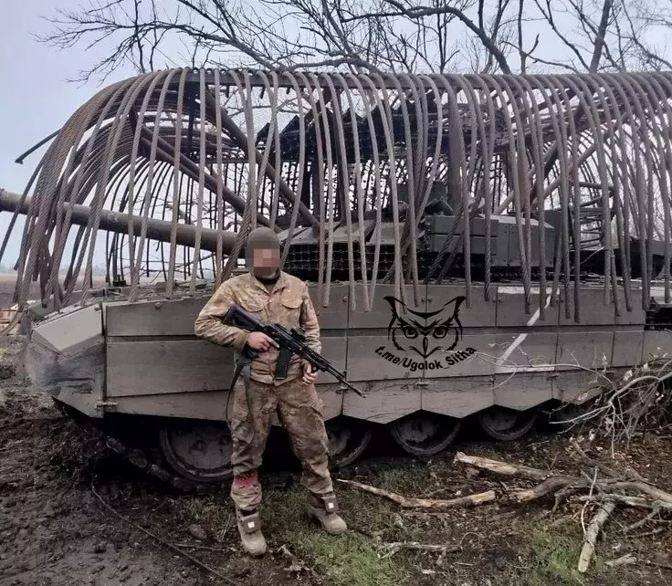 "Танк-растаман" с эксклюзивной защитой от дронов в форма специфических "дредов"