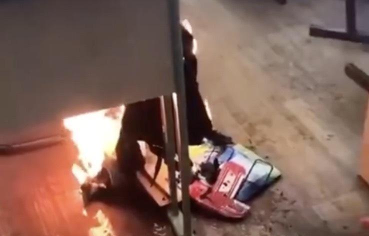 Во время урока в рюкзаке у московской восьмиклассницы взорвался павербанк