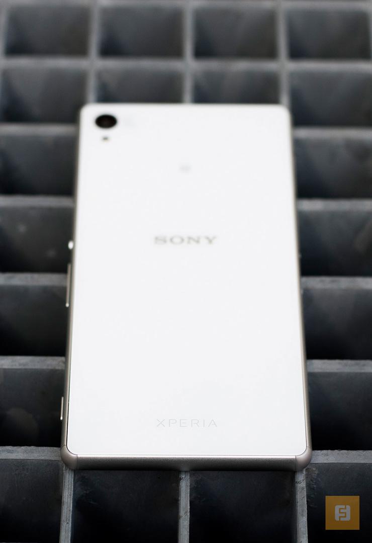 Нижний торец корпуса Sony Xperia Z3