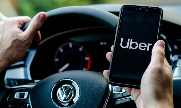 Таксисты везде одинаковые: Uber раскритиковали за повышение цен после стрельбы в метро Нью-Йорка