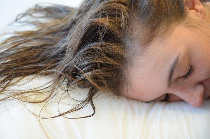 Почему нельзя ложиться спать c мокрыми волосами: вред для здоровья и волос