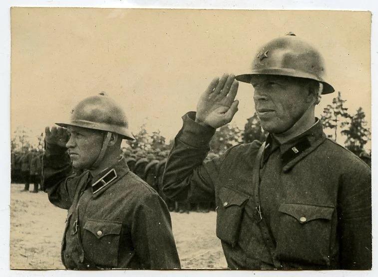 Командиры РККА в шлеме типа Сольберг