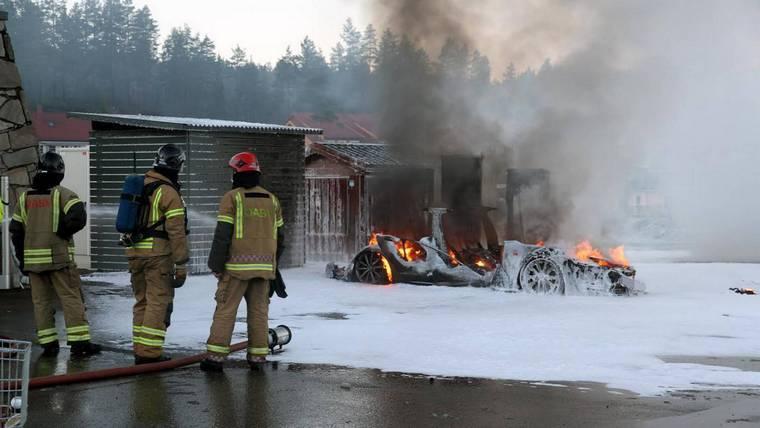 Эксперты: электрокары могут вновь вспыхнуть через пару дней после тушения